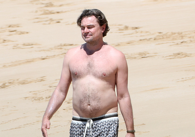 DiCaprio na pláži s přáteli vystavil břicho, Coxová zazářila v bikinách