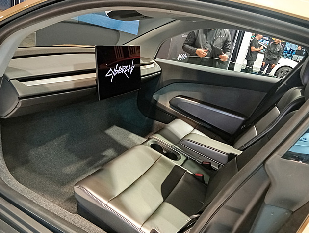 Tesla dovezla na autosalon do Paříže auto bez volantu. Prohlédněte si Cybercab