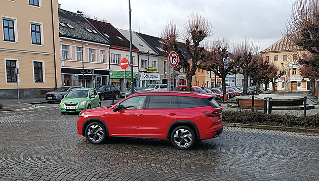 Ledeč z centra vyhodila polovinu parkovacích automatů, počet placených stání zůstal