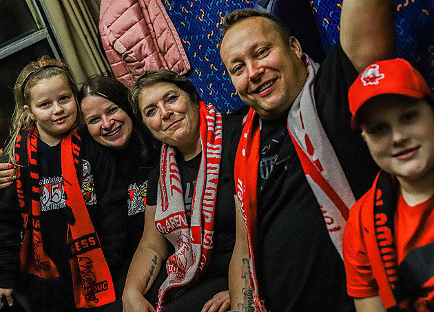 Na Spartu opět vlakem s fanoušky. Věříme, že si to užijí, burcují olomoučtí hokejisté