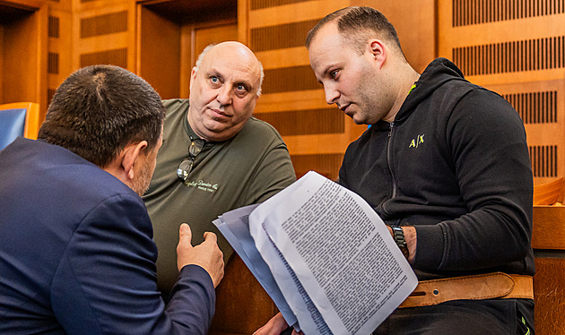 Pracovali za drobné, snášeli deptání i bití. Kolotočáře soudí za zotročení bezdomovců