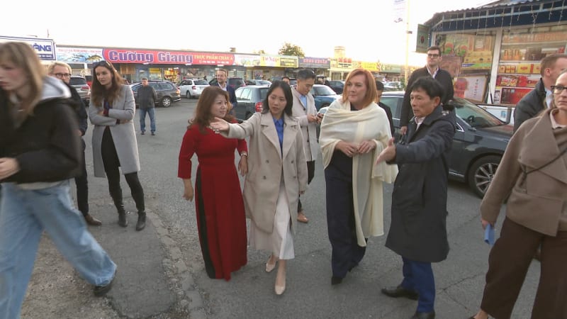 Říkají mi teta Alena, prohlásila Schillerová o vietnamské komunitě. Ukazovala jim EET 2.0