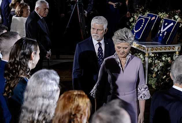 Eva Pavlová na Hradě opustila minimalismus. Její šaty nesly skrytý odkaz