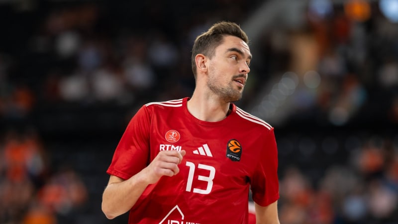 Basketbalista Satoranský ošklivě spadl na hlavu. Palubovku v Dubaji opustil na nosítkách